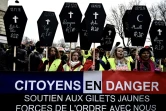 Des "gilets jaunes" manifestent, samedi 19 janvier 2019 à Paris, avec des pancartes en forme de cercueil évoquant les personnes tuées depuis le début du mouvement en novembre