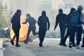 Des manifestants jettent des projectiles en direction des forces de l'ordre à Marseille, le 6 décembre 2018
