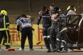 Romain Grosjean soutenu à sa sortie du véhicule après son accident lors du GP de Bahreïn, à Sakhir, le 29 novembre 2020