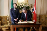 Le Premier ministre britannique Keir Starmer (d) signe le livre des visiteurs aux côtés de son homologue irlandais Simon Harris, à Farmleigh House, le 7 septembre 2024 à Dublin