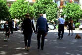 Des promeneurs sur la Piazza San Cosimato, le 3 mai 2020 à Rome