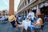 Des clients attablés à une terrasse sur la place Saint-Marc, à Venise, le 12 juin 2020