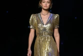Le mannequin américain Gigi Hadid présente une robe lamée pendant le défilé Tommy Hilfiger à le Fashion Week de New York le 15 février 2016