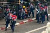 Des policiers arrêtent des manifestants, le 27 février 2021 à Rangoun, en Birmanie