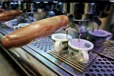 Préparation de deux expressos au café Gambrinus de Naples, le 13 février 2022 en Italie