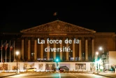 Une des "raisons" d'accueillir les migrants projetées sur la façade de l'Assemblée nationale par Amnesty International France, à Paris le 19 juin 2018 