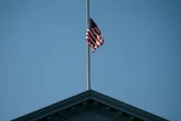 Le drapeau américain en berne sur la Maison Blanche, dimanche 26 août 2018, au lendemain de la mort de John McCain