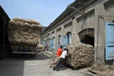 Des ouvriers déchargent des ballots de jute dans une filature à Jagatdal, en Inde, le 19 mars 2021