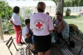 Des membres de la Croix-rouge à la rencontre des vacanciers dans le cadre de la campagne de vaccination contre le covid-19, vendredi 13 août 2021 à Argelès-sur-mer (Pyrénées-Orientales)

