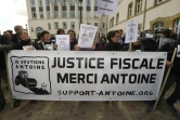 Des manifestants défendant Antoine Deltour le 26 avril 2016 devant le Palais de Justice de Luxembourg pendant le procès LuxLeaks