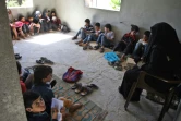 Une institutrice donne des cours à des enfants déplacés dans une villa en construction ransformée en école, dans les territoires insurgés d'Alep, le 24 septembre 2018