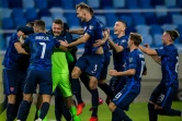 Les Slovaques fêtent leur victoire sur les Irlandais en demi-finale des barrages de l'Euro-2020, à Bratislava, le 8 octobre 2020