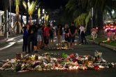 Des personnes sont rassemblées pour rendre hommage aux victimes de l'attentat le 17 juillet 2016 à Nice