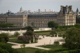 Le musée du Louvres et le jardin des Tuileries, à Paris, le 21 avril 2020