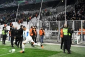 Le milieu marseillais Dimitri Payet tire un corner protégé par les filets anti jets d'objets lors du quart de finale aller de Ligue Europa Conférence contre Salonique le 7 avril 2022 à Marseille 