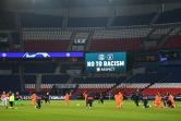 Les joueurs du Paris Saint-Germain, du Basaksehir Istanbul et les arbitres posent un genou en terre pour dénoncer le racisme, avant la reprise du match de Ligue des Champions, le 9 décembre 2020 au Parc des Princes, au lendemain de l'interruption de la rencontre après des accusations de racisme envers le corps arbitral