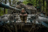 Un soldat ukrainien pose sur son char T72 sur la ligne de front près de la ville de Bakhmout, en Ukraine, le 30 avril 2023