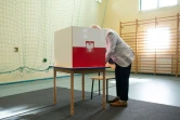 Un Polonais vote à Gdansk lors du second tour de la présidentielle, le 12 juillet 2020