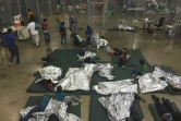 Photo fournie par les garde-frontières américains d'enfants de migrants clandestins, séparés de leurs parents, attendant dans un centre de rétention, le 17 juin 2018 à McAllen, au Texas