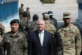 Le secrétaire d'Etat américain Rex Tillerson (c) lors d'une visite dans la zone démilitarisée entre les deux Corées (DMZ), le 17 mars 2017 à Panmunjom