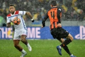 L'attaquant de Lyon Memphis Depay (g) face au défenseur du Shakhtar Donetsk Serhiy Kryvtsov en Ligue des champions, le 12 décembre 2018 à Kiev 