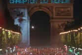 L'avenue des Champs-Elysées en liesse, le 12 juillet 1998 à Paris, après la victoire de la France en finale de la Coupe du monde de football