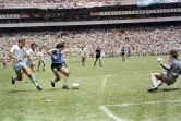 L'Argentin Diego Maradona inscrit son 2e but, lors de la victoire, 2-1 contre l'Angleterre, en quart de finale du Mondial, le 22 juin 1986 à Mexico    