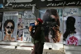 Un taliban devant la vitrine d'un salon de beauté de Kaboul, le 18 août 2021