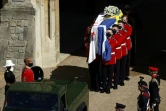 Le cercueil du prince Philip d'Edimbourg est porté à l'intérieur de la chapelle du château de Windsor le 17 avril 2021