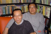 Photo prise le 14 mars 2005 à Canton de Liu Xiaobo (g), prix Nobel de la Paix 2010 et de son frère Liu Xioaxuan