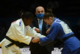 La judoka française Clarisse Agbegnenou (g) salue son adversaire, l'Autrichienne Magdalena Krssakova, en finale du Championnat d'Europe, à Prague, le 20 novembre 2020