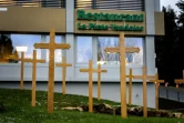 Un faux cimetière installé devant le siège de l'Association des propriétaires de cafés, restaurants et hôtels, le 13 janvier 2021 à Lausanne, en Suisse