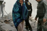 Des personnes évéacuées après un bombardement le 22 avril 2016 à Alep