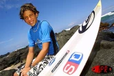 Le Réunionnais Jérémy Florès champion de France et d'Europe minimes de surf, en vacances dans son île en décembre 2001