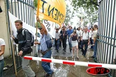 Des centaines de grévistes de l'Éducation nationale ont hué le ministre des Transports, Gilles de Robien, lors de sa visite ce mardi 16 avril 2003 à la direction départementale de l'Équipement à Saint-Denis