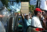 À l'appel des syndicats du privé et du public, environ 12 000 personnes ont manifesté à Saint-Pault le 13 mai 2003 contre la politique du gouvernement de Jean-Pierre Raffarin