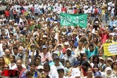 15 000 personnes ont participé dimanche matin 7 octobre 2001 à une marche pour la paix àSaint-Denis. L'action était organisée en réaction à la situation de crise engendrée par les attentats meurtriers du 11 septembre 2001 aux Etats-Unis