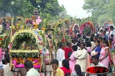 Jeudi 5 février 2004Les pénitents tamouls ont offert leur douleur au dieu Mourouga