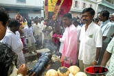 Jeudi 5 février 2004Les pénitents tamouls ont offert leur douleur au dieu Mourouga