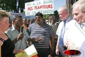 Lundi 2 mai 2005 -À l'appel de la CGPER, les planteurs ont manifesté devant la préfecture pour la défense de la filière canne-sucre