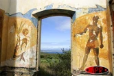 Les ?uvres éphémères peintes par l'artiste Paul Bloas en octobre 1999 sur les murs d'Orangéa s'effacent peu à peu