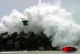 Dimanche 7 mars 2004
Dans le sillage du cyclone intense Gafilo, une houle importante déferle sur la côte Ouest , au Port notamment