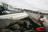 Dimanche 26 décembre 2004 -

Les lames de fond ont coulé ou endommagé des bateaux dans le port de Sainte-Marie