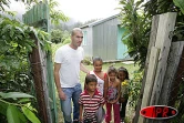 Samedi 25 décembre 2005 -

Zinedine Zidane avec des enfants de Mafate, une région enclavée de l'Ouest de l'île