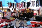 15 novembre 2006 -
Les étudiants réunionnais en pleine négociation pour l'achat de chaussettes sur le marché de Tianjin (Chine)
