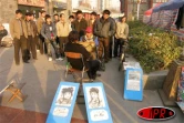 15 novembre 2006 -
Gilles Vienne (de dos) pose pour un portraitiste dans les rues du vieux quartier de Tianjin (Chine)