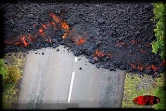 14 janvier 2002. La lave atteint la mer après avoir traversé la route nationale 2