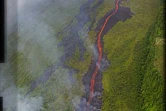 14 janvier 2002. La lave atteint la mer après avoir traversé la route nationale 2