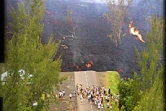 14 janvier 2002. La lave atteint la mer après avoir traversé la route nationale 2