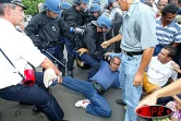 Une bref ralé poussé a opposé les grévistes de l'Éducation nationale aux forces de l'ordre ce jeudi 17 avril 2003 devant la préfecture à Saint-Denis
